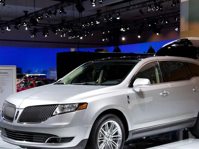 2013 Lincoln MKT Gets a New Face and Loads of Tech